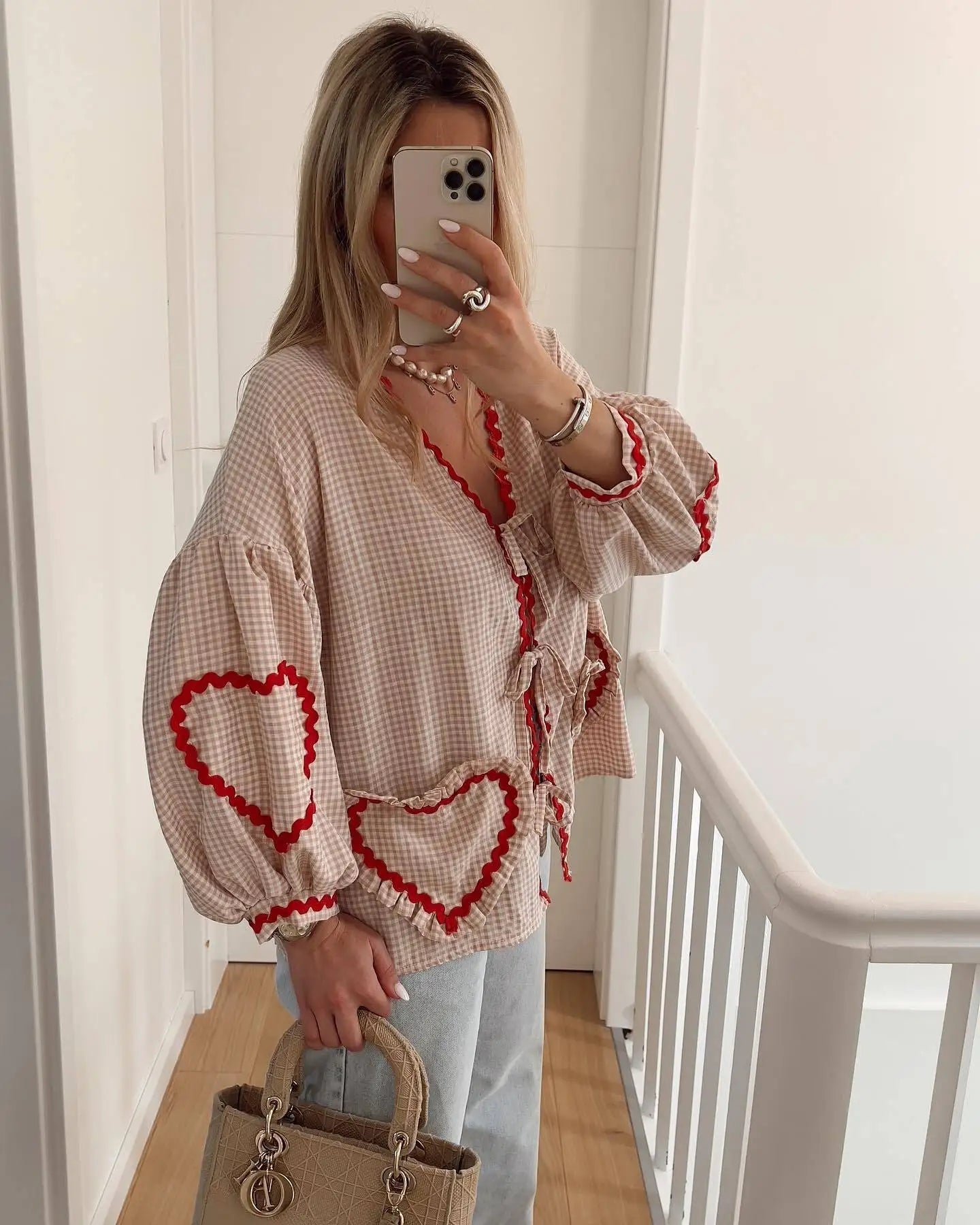 Elara - Sød Bluse med Hjerteprint