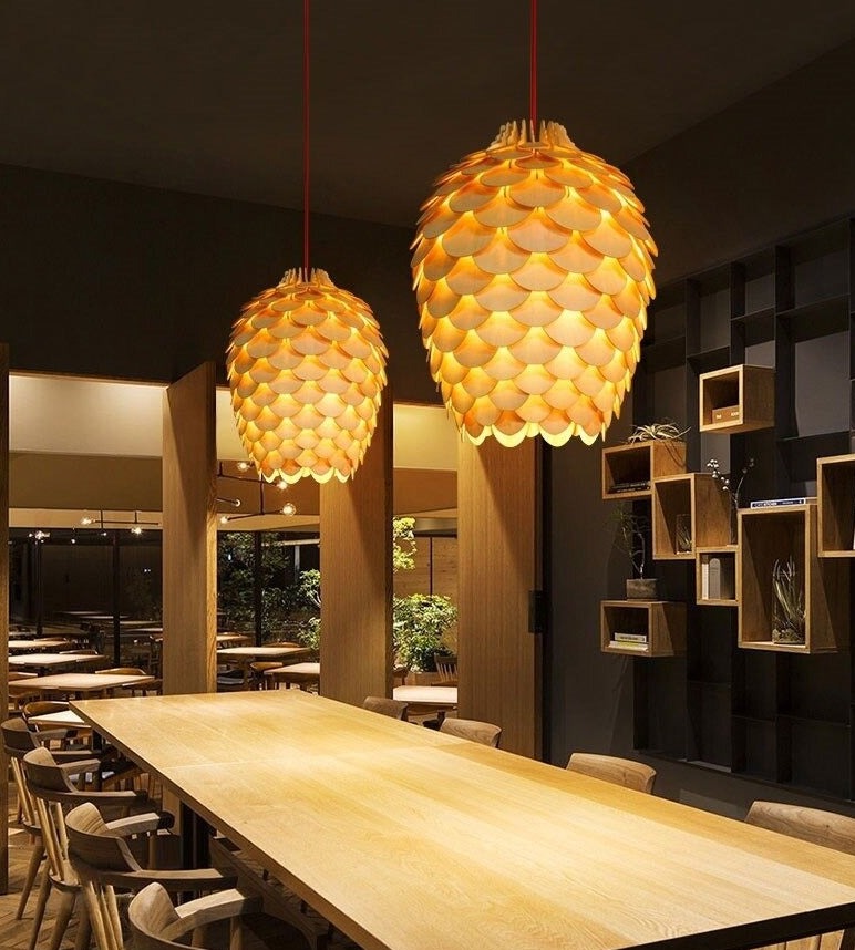 Moderne Hanglamp i Eiketræ med Fyrretræ Design – Varm Hvidt Lys til Spisestue og Stue-2