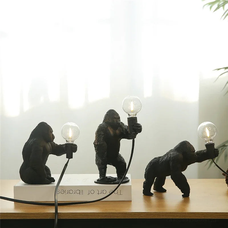 Moderne Mini Gorilla Bordlampe – Legende Design til Børneværelser og Skriveborde, Hars, 25 cm Høj, Sort/Hvid-2