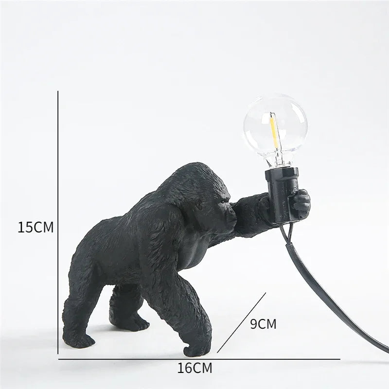 Moderne Mini Gorilla Bordlampe – Legende Design til Børneværelser og Skriveborde, Hars, 25 cm Høj, Sort/Hvid-1