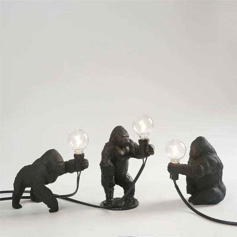 Moderne Mini Gorilla Bordlampe – Legende Design til Børneværelser og Skriveborde, Hars, 25 cm Høj, Sort/Hvid-5