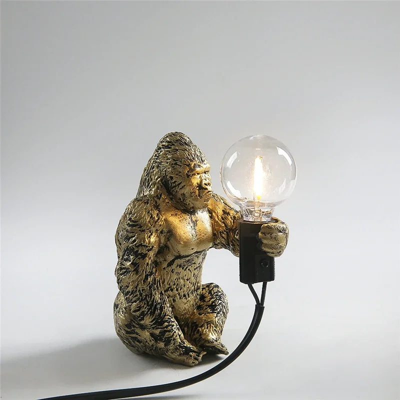 Variant image for Moderne Mini Gorilla Bordlampe – Legende Design til Børneværelser og Skriveborde, Hars, 25 cm Høj, Sort/Hvid-7