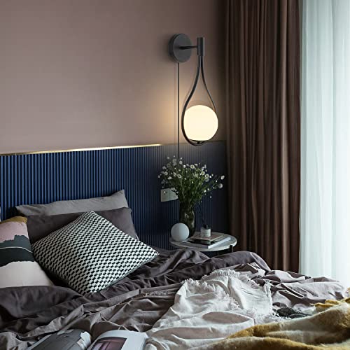 Nordisk Væglampe i Messing med Justerbar Arm og Hvid Glasbold – Elegant Design til Stue og Moderne Interiør-4
