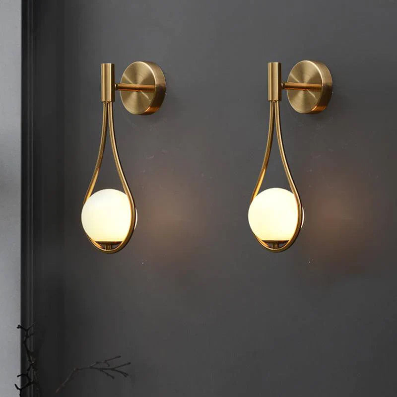 Nordisk Væglampe i Messing med Justerbar Arm og Hvid Glasbold – Elegant Design til Stue og Moderne Interiør-2