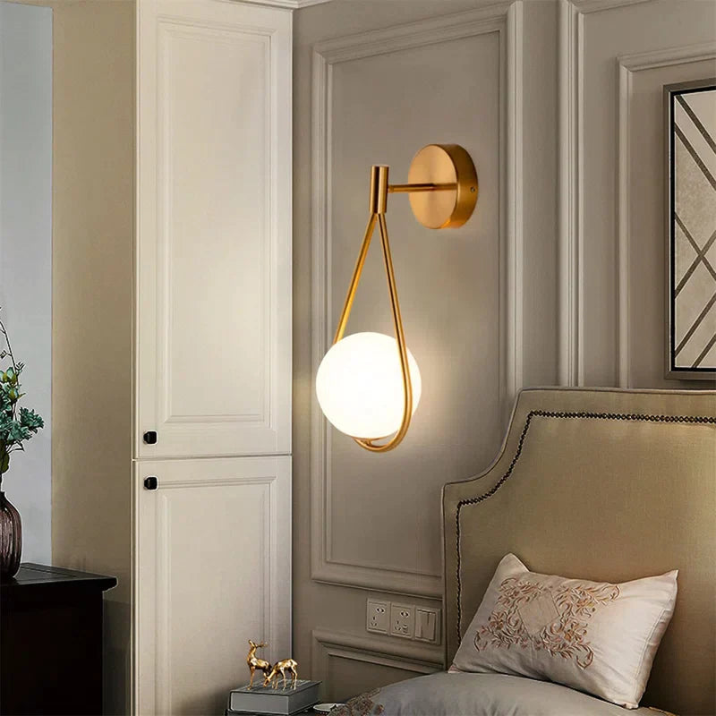 Nordisk Væglampe i Messing med Justerbar Arm og Hvid Glasbold – Elegant Design til Stue og Moderne Interiør-3